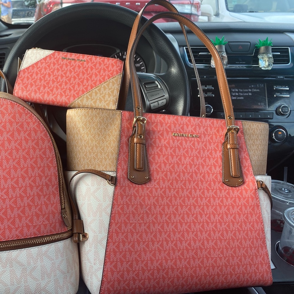 Michael kors purse and wallet. Have tags.